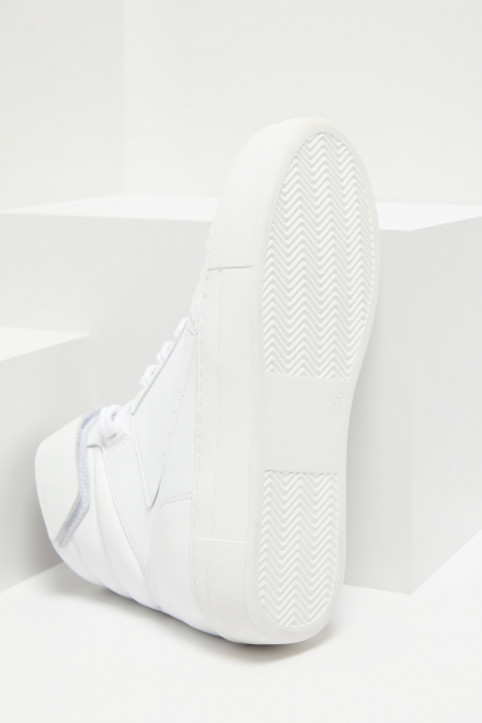 Białe skórzane buty sportowe na koturnie