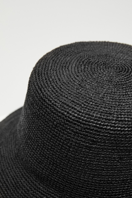 Czarny kapelusz z rafii